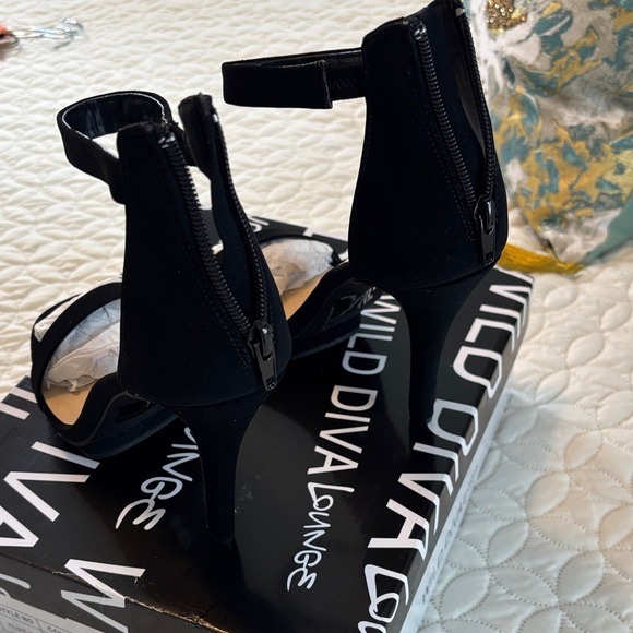 Wild Diva Elsie Black Nubuck Strappy Platform Heels size 7.5 NIB Never Worn - Picture 6 of 8